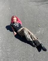 Remera negra de algodón con la frase "STYLE ICON" y una estrella estampadas en blanco.