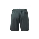 Short deportivo gris con el escudo del Real Madrid bordado en la pierna izquierda.