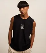 Musculosa negra de algodón con cuello redondo y corte comfort. Estampa frontal con lettering y un oso.