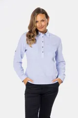 Camisa color beige de lino, de manga larga con botones metálicos personalizados y presilla en la manga. Tiene cuello clásico, cierre frontal parcial con botones y bolsillo de parche en el pecho.