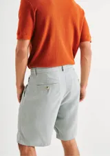 Bermuda color beige con cordón ajustable en la cintura.