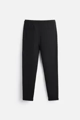 Pantalón negro de corte cropped, con cintura elástica ajustable con cordón, bolsillos laterales y traseros de vivo. El bajo tiene terminación con vuelta.