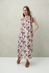 Vestido largo con estampado floral celeste y blanco, escote ajustable con lazo y frunce en la parte superior.