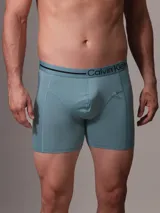 Pack de tres bóxer brief de Calvin Klein, en colores negro, gris y celeste, con cintura elástica con el logo de la marca.