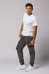 Pantalón jean gris oscuro de corte jogger con bolsillos cargo laterales y puños elásticos en los tobillos.