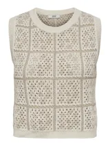 Top de punto calado color beige con cuello redondo y sin mangas.