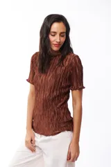 Blusa marrón de poliéster con textura plisada, cuello redondo y mangas cortas con volados.