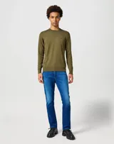 Sweater de punto color verde oliva, de corte clásico y cuello redondo.
