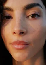 Vestido largo de punto acanalado color blanco roto, con cuello redondo y diseño entallado. Presenta un detalle asimétrico en el hombro derecho.