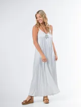 Vestido largo marrón de breteles finos y escote en V, confeccionado en tela nacarada.