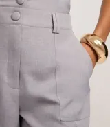 Short recto de sastre color gris claro, con cintura alta, doble trabilla y bolsillos falsos.