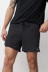 Short deportivo negro con calza interior ajustada.
