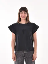 Remera negra de mangas cortas con detalle de calado en cuello y mangas.