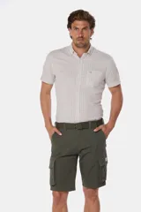 Bermuda cargo gris con cinturón, confeccionada en tejido de algodón con elasticidad, con bolsillos laterales y detalles en bolsillos traseros con solapa.