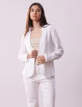 Chaqueta blanca de algodón marca Dash, con bolsillos simulados en el frente.