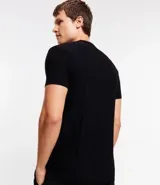 Remera de manga corta color marrón, con cuello redondo y textura acanalada vertical. Confeccionada en viscosa y poliamida.