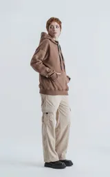 Hoodie color marrón claro de frisa premium con capucha ajustable y corte oversize.