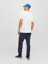 Pantalón cargo azul marino con cierre de cremallera.