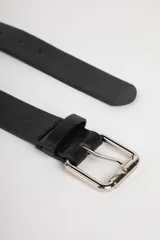 Cinturón en símil cuero, con hebilla metálica cuadrada y diseño elegante.