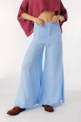 Pantalón de lino color beige, de corte palazzo y tiro alto.