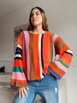 Sweater tejido de punto con rayas verticales en tonos marrón, azul, verde y beige, con mangas anchas acampanadas.