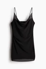 Vestido corto negro de malla con breteles finos, escote drapeado, frunces laterales y forro de punto.