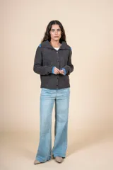 Cárdigan de tejido con relieve color gris, con cuello camisero, botones al frente y detalles de color celeste en cuello y puños.