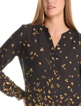 Blusa de gasa estampada en negro y amarillo, marca Zac & Rachel. Cuello a la base, escote en V con abertura de botones y manga larga con presilla y botón para regular el largo.