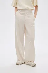 Pantalón de vestir color arena melange, de corte amplio y tiro alto.
