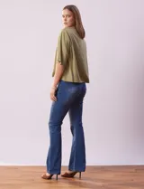 Blusa color marrón claro de lyocell, marca Cyrus, con escote en V y mangas cortas.