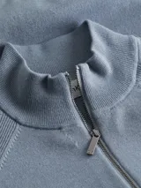 Sweater azul con cuello alto y cremallera, de mezcla de tencel, poliamida y polibutileno, con puños y dobladillo de punto canalé, detalles distintivos de Calvin Klein.