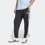 Pantalón Adidas Essentials con corte clásico, cintura elástica con cordón ajustable, tiro medio, bolsillos frontales, puños elásticos y las emblemáticas 3 Tiras en los laterales.
