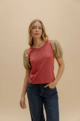 Remera de algodón color ladrillo con mangas globo de popelina color beige.