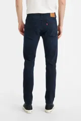 Pantalón de jean de hombre marca Levi's modelo 510 Skinny ADV, color azul oscuro. Corte ajustado, tiro medio y confeccionado en tejido elástico.