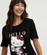 Camisón corto negro de viscolycra con mangas cortas y estampado de Hello Kitty vestida con kimono.