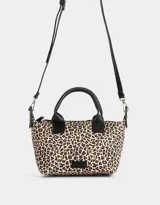 Cartera mini city color negro con doble asa corta de mano, correa regulable ajustable, cierre superior y tag de goma.