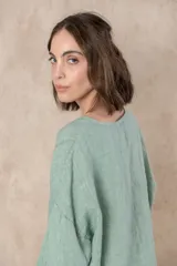 Blusa celeste de lino con cuello redondo y mangas 3/4.