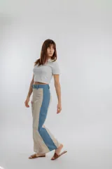 Pantalón de vestir color beige con una franja vertical azul en los laterales.