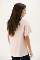 Blusa manga corta color rojo con cortes laterales y abertura abotonada en la espalda. Los pespuntes a contratono resaltan el escote y los cortes.