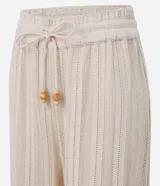Pantalón recto color beige, confeccionado en algodón, con cintura elástica, cordón de ajuste y textura calada.