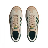 Championes Adidas Gazelle Bold para mujer. Capellada de gamuza color crema con detalles en verde oscuro y suela de goma color caramelo.