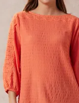 Blusa blanca texturada marca Ruby Rd, con escote redondo y mangas 3/4 con puño elastizado y apliques de broderie. Confeccionada en poliéster y elastano.