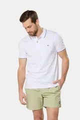 Short de baño azul vibrante, de corte clásico y largo medio, con cintura elástica y cordón ajustable. Cuenta con bolsillos laterales y suspensor de malla fina interior.