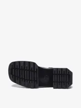 Bota Chelsea color bordó con puntera cuadrada, suela angular y tacón bajo. Presenta inserciones elásticas laterales y el clásico tirador de talón amarillo con el logo de la marca.