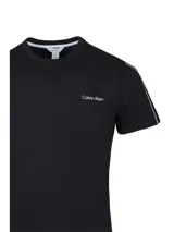 Remera de algodón negro de manga corta con cuello redondo y logo de Calvin Klein en el pecho.