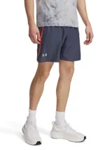 Short deportivo gris de Under Armour modelo Launch 7, con logo reflectivo en la pierna izquierda.