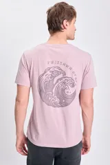 Remera manga corta color rosa con estampa de una ola y texto "Fujisawa Beach" en la espalda.