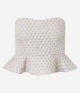 Top strapless color blanco roto con escote corazón y peplum fruncido en el bajo. El tejido presenta una textura acolchada o capitoneada.