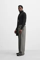 Pantalón gris de corte recto con cinturón de la misma tela, bolsillos laterales y traseros de vivo.