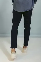 Pantalón de jean skinny color azul oscuro, tiro medio y corte ajustado.